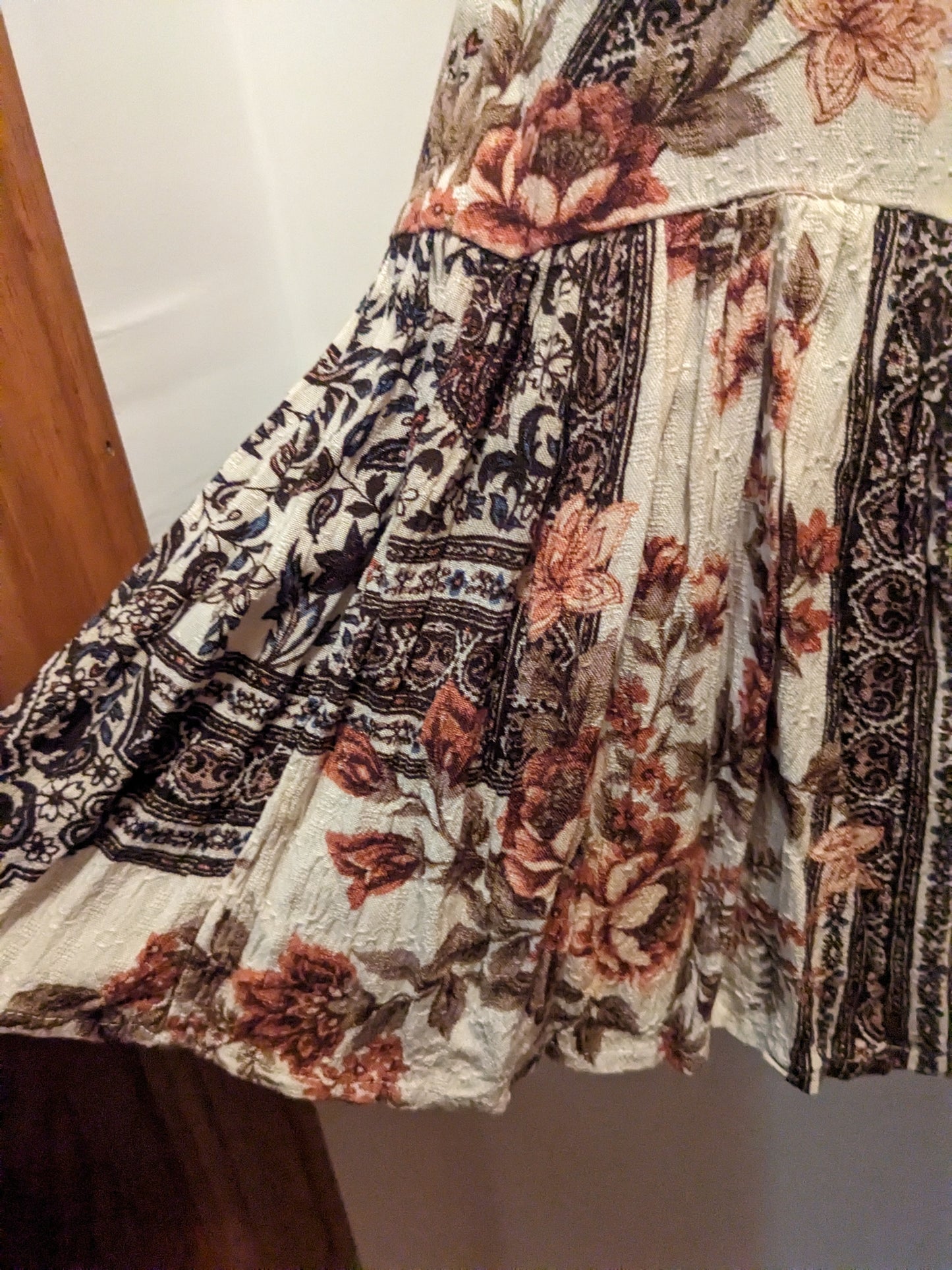 American Eagle Women's XS brown floral sleeveless blouse w/flared hem NWT